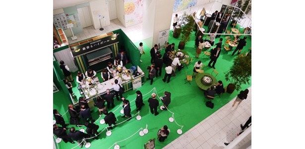 ブリーゼブリーゼの1階フロアに設置された会場は、グループでの飲みはもちろん、少人数でも楽しむことができる。