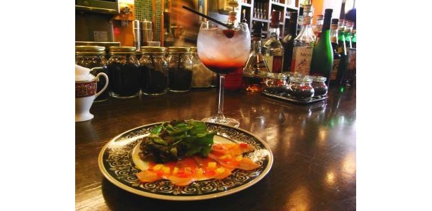 オシャレ〜！サーモンマリネ(650円)とカシスソーダ(850円)で大人の夜を満喫して(カフェ・ラミル)