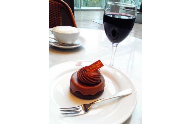 赤ワイン(700円)と、濃厚なケーキ･チョコラート(420円)の相性抜群！(イルピノーロ・カフェ 表参道)