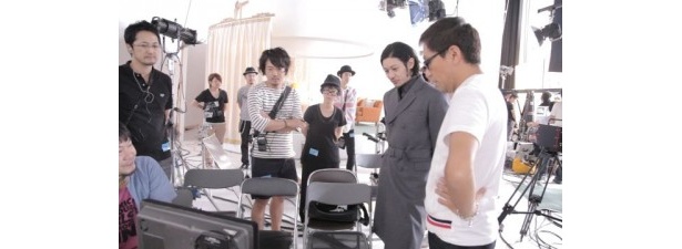 【写真を見る】オダギリがクリエイター魂を見せた撮影現場の様子をチェック