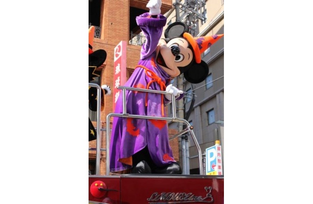 沿道の声援にミッキーマウスも上機嫌!!