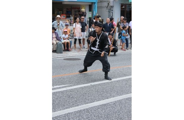 勇壮な空手を披露