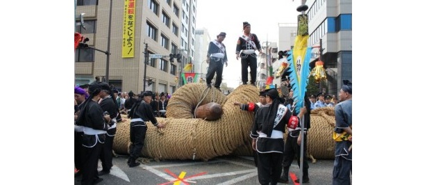 綱が交わっていざ決戦！　果たして勝負の行方は？