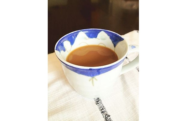 【写真を見る】コーヒーに混ぜてみた。色はこんな感じに