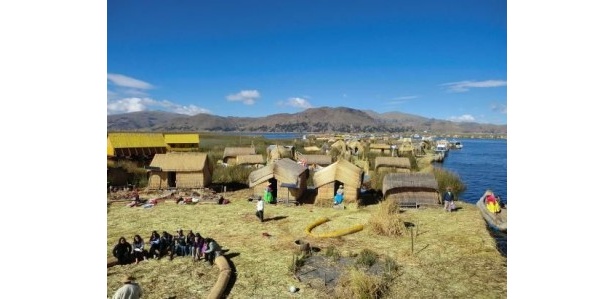 ペルー・チチカカ湖に浮かぶ葦で作られた家