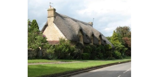 イギリスにある童話の舞台のようなはちみつ色の石の家 