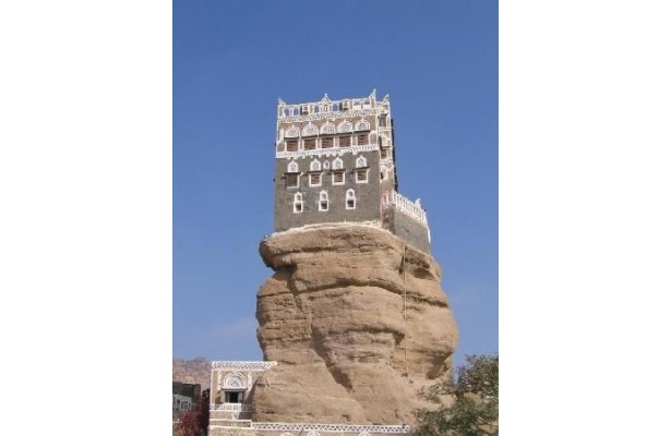 イエメンの岩の上に造られた引きこもり王の住居