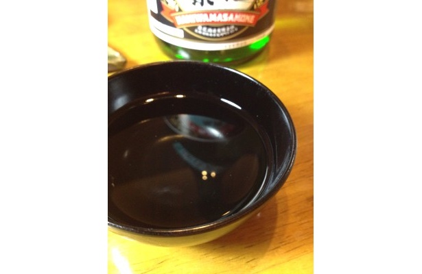 陶器のおちょこではなく、漆器のおちょこに注ぐのも乙。