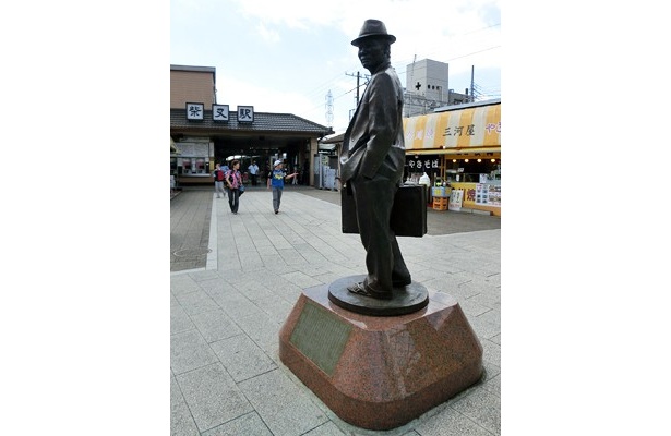 柴又駅前にある寅さんの銅像。左足の親指を触ると運気UPと言われている