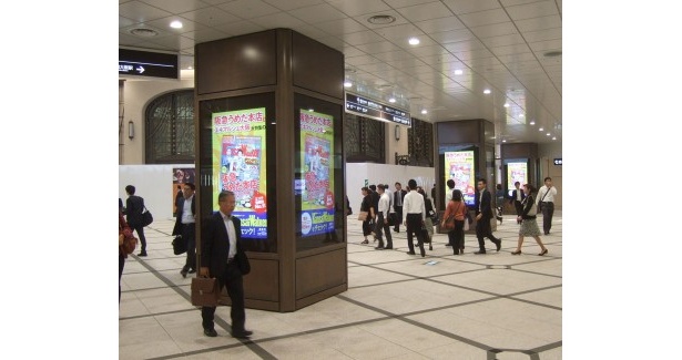 行き交う人も思わず観てしまいそう！