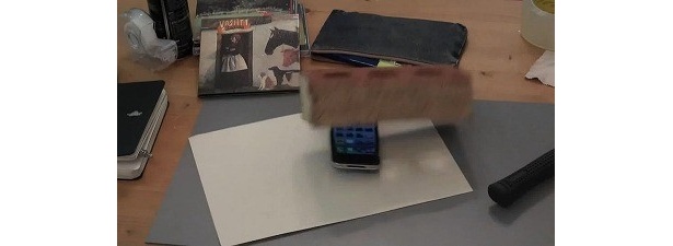 【写真を見る】iPhone5めがけてブロックを落としてみる！