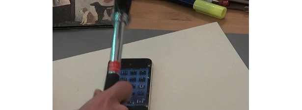 iPhone5をハンマーで殴る！