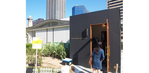 公園のトイレをホテルに！びっくりするほど本格的なホテルになっているアート作品「中之島ホテル」は西野達さんの手による