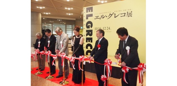 主催者、監修者と森口瑤子さんによる開会式でのテープカット