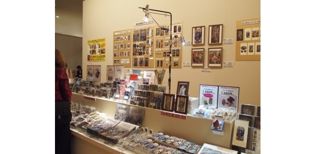 展覧会のオリジナルグッズが揃う、グッズコーナーも充実