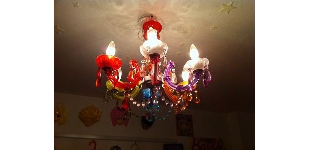 「このシャンデリアは色使いが派手でお気に入り」