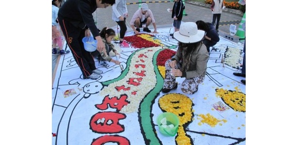 【写真を見る】インフィオラータとはイタリア語で「花の絨毯」という意味。約10万本のバラの花びらで美しい花絨毯が描かれる！