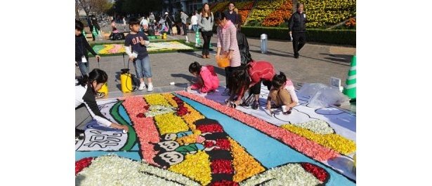 約600人が力を合わせて巨大な花の絨毯を作り上げる！