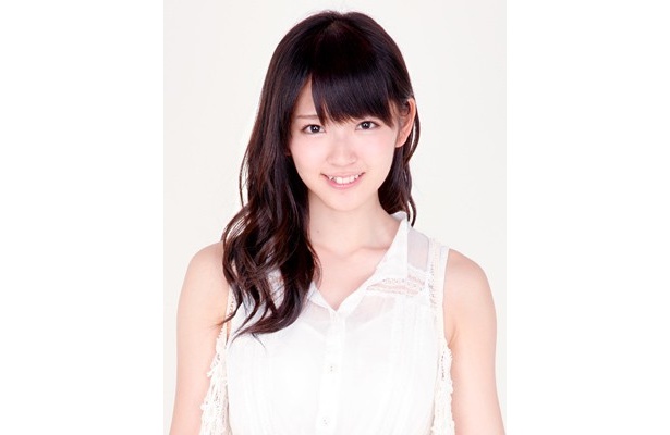 【写真を見る】アイドルグループ「℃-ute」の鈴木愛理さん。イラストも描くという彼女はカラーペンに熱中