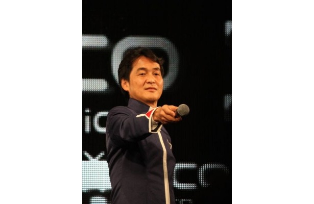 ドワンゴ夏野剛取締役はエヴァのキャラクター・碇ゲンドウの服装で出席