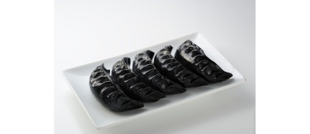 鹿児島県宮之城の特産である竹炭を使用した黒皮の竹炭餃子