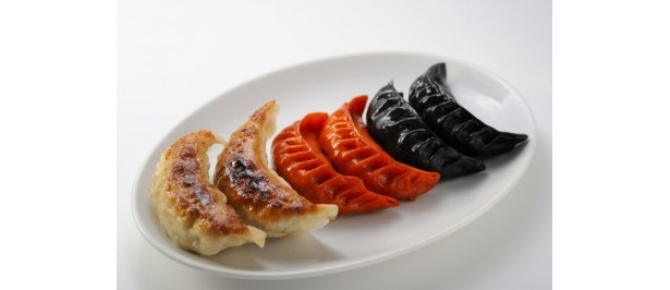 手包み黒豚餃子、キムチ餃子、竹炭餃子の三色盛りも用意！