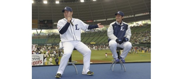 トークショーではこの時しか話せない爆笑の話題も！？（左側：中村剛也選手　右側：栗山 巧選手）