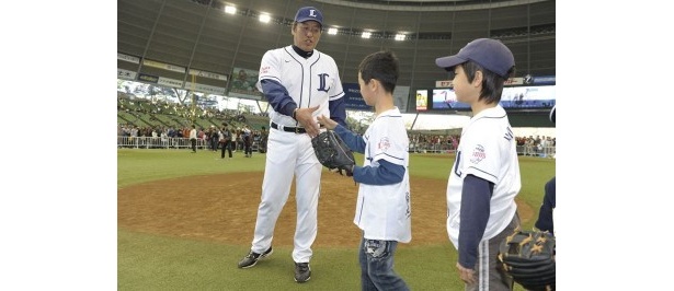 渡辺監督も自ら子どもたちに熱血指導！ 
