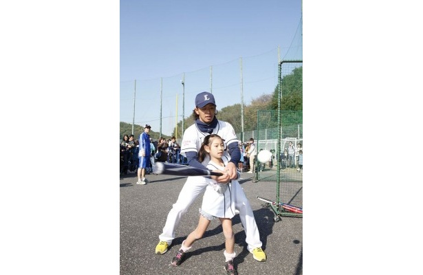 ファンの女の子に真剣にバッティング指導をする浅村選手