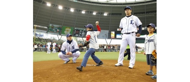 選手と同じ西武ドームのマウンドでピッチング体験