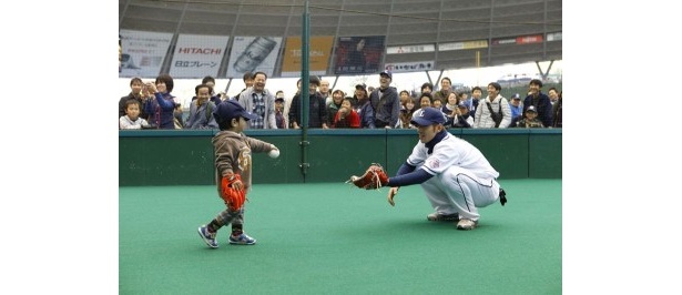 かわいいピッチャーにファンも選手も笑顔！