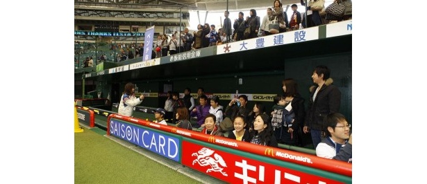 試合中に選手が座るベンチを体験