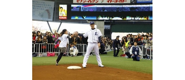 スチール体験で中島選手とハイタッチ