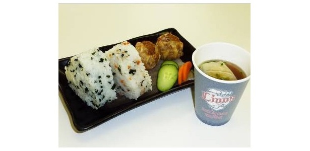 大人気の寮飯（写真は2011年のもの）限定500食は飛ぶように売れた！混ぜおにぎり（わかめ・鮭）2個/ワンタンスープ/揚げしゅうまい2個/お新香