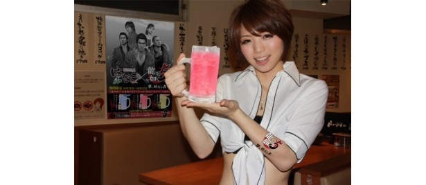 【写真を見る】タトゥーシールを貼った、こんな可愛い“はなこスタッフ”が接客してくれるのも嬉しい！