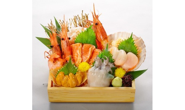 各サワーと「刺し盛り」(890円)は相性抜群！