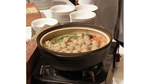 これが哀川さん考案、冷凍食品の鶏団子を使った「水炊き風鶏団子鍋」！