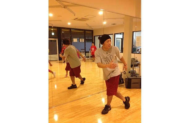 ダンススクールで子供たちにダンスを教える達矢さん