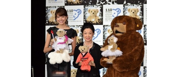 記者発表会には、モデルの森星さん(左)や女優の若尾文子さん(右)も登壇