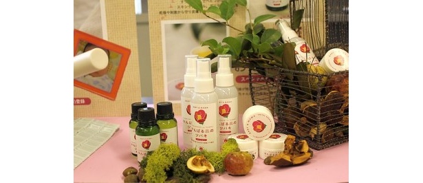 記者会見で披露された商品群