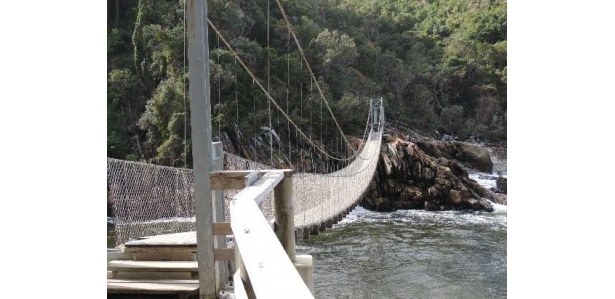 渦を巻く激流を真上から鑑賞できる南アフリカの「ポールソワー吊橋」