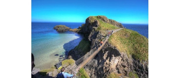 美しい浜辺が眼下に広がるアイルランドの「キャリック・ア・リード吊橋」