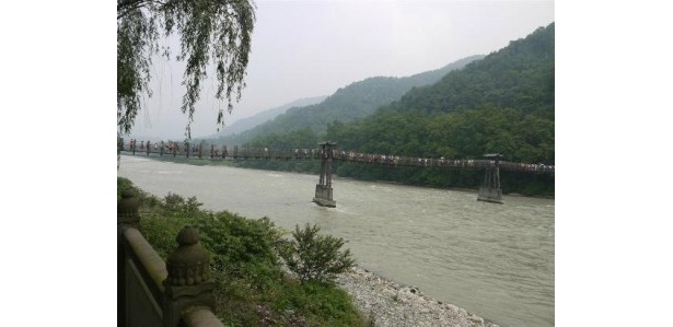 歴史的建造物と一体になった中国の「安瀾橋」