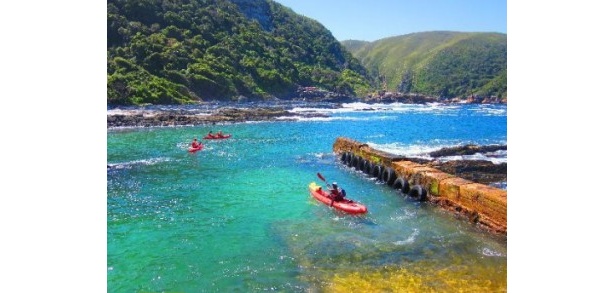 「ポールソワー吊橋」の架かるチチカマ国立公園では川下りも楽しめる