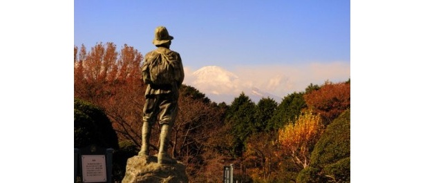 「秩父宮記念公園」内に建つ秩父宮殿下の銅像