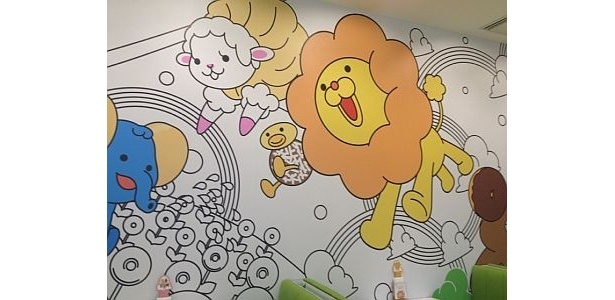 ソラマチ店の壁を良く見ると、2人が楽しそうに遊んでいます
