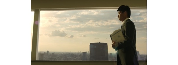 CMは男性社員が黙々と歩くところからスタート