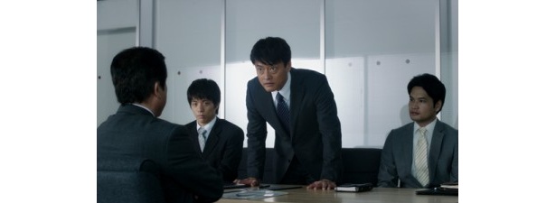 上司に自分の意見をぶつける男性社員