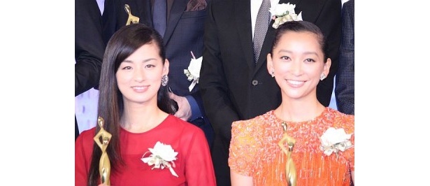 主演女優賞に輝いた尾野真千子さん(左)と助演女優賞の杏さん
