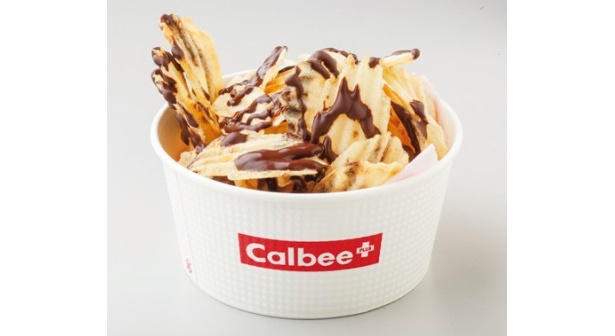 【写真を見る】カルビープラスの「揚げたてポテトチップス ロイズのチョコ味」(300円)